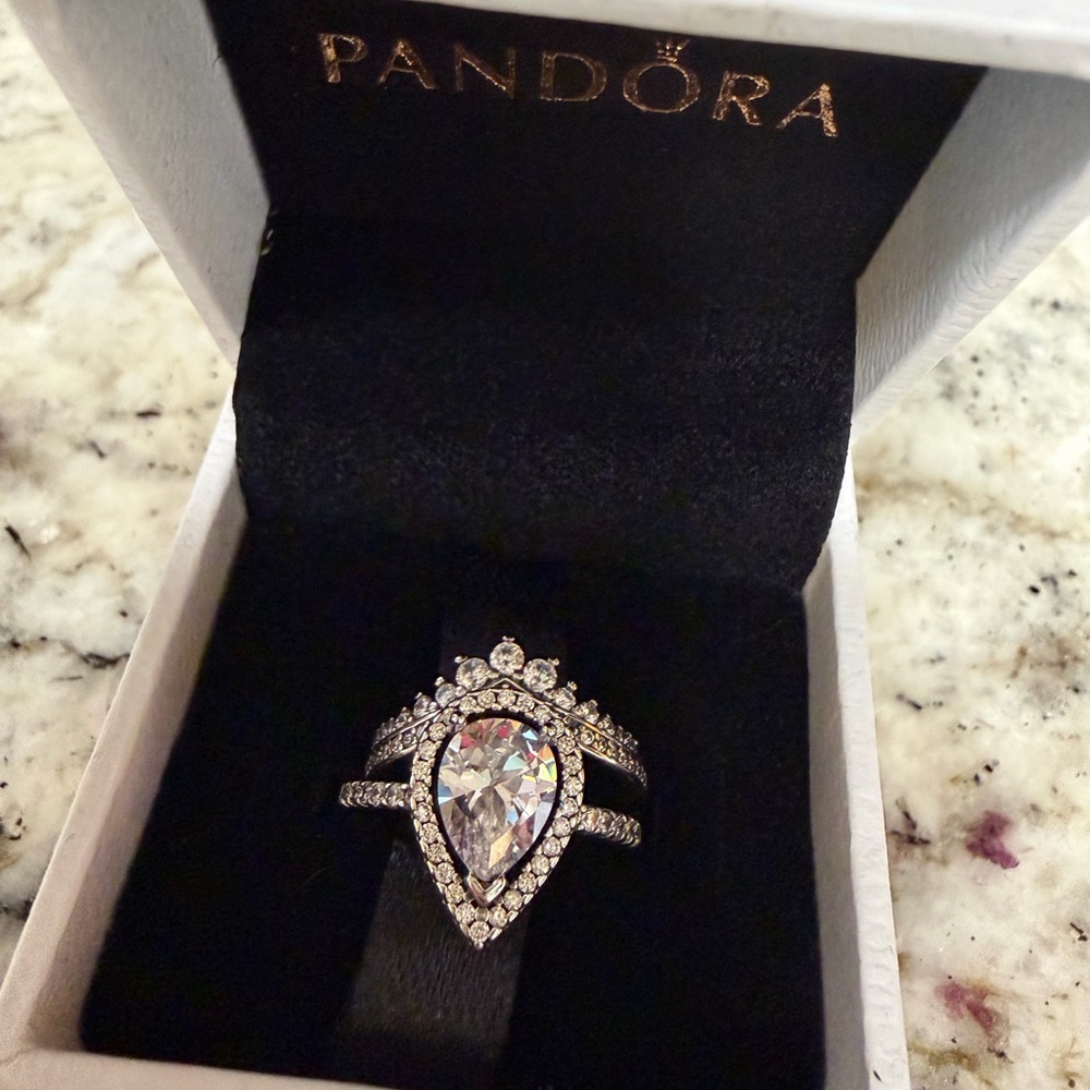 SPARKLING PEAR HALO RING WITH WISHBONE RING